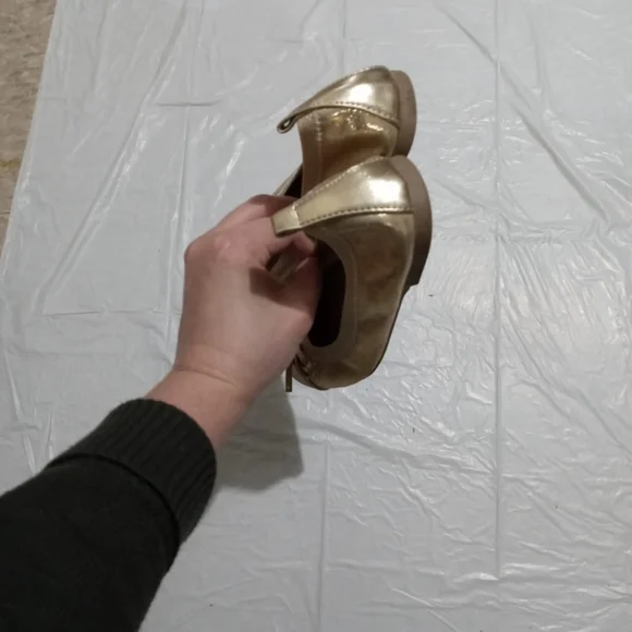 Olive & Edie gold colored shoes - Picture 7 of 8